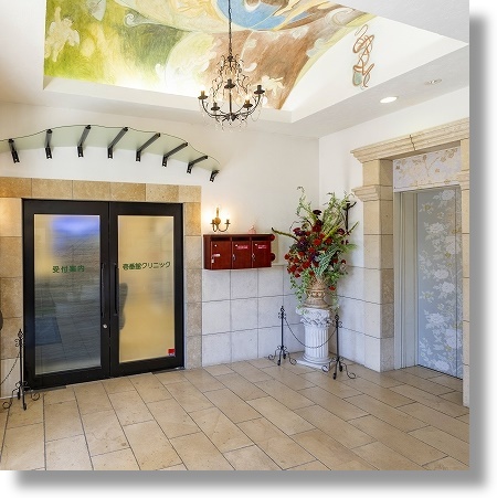 眼鏡店併設の壱番館クリニック受付入口は、建物ロビーを入って1階左手にあります。診察・検査はエレベーターから。