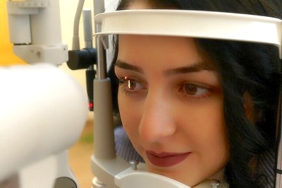 コンタクトレンズは高度医療機器です。処方には眼科検診は必須。眼の病気がないか検査します。